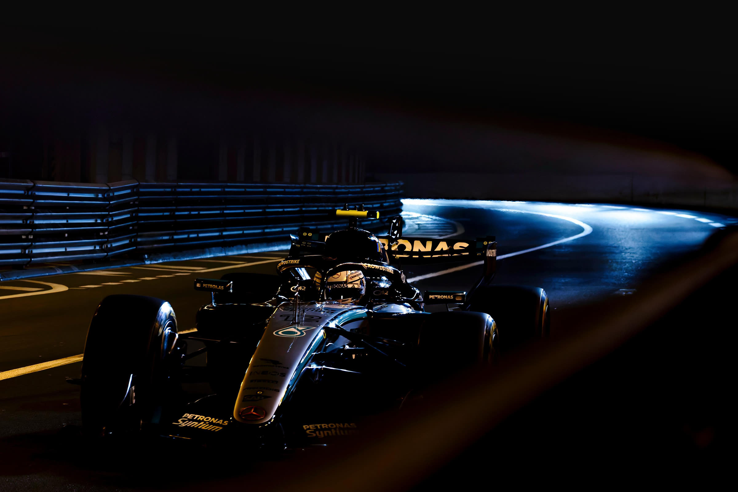 Monoplace de Formule 1 dans le tunnel de Monaco, de nuit